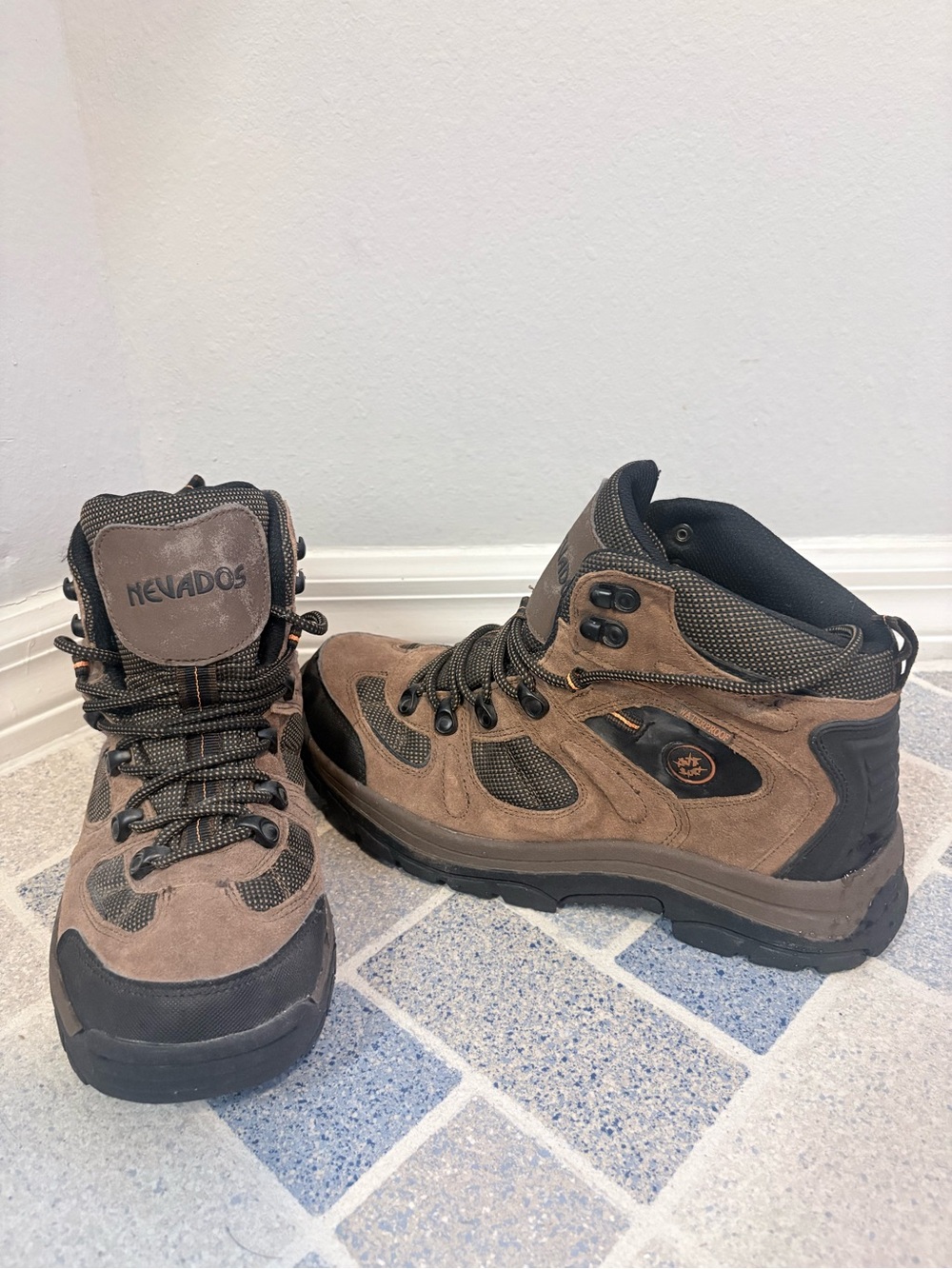 Nevados Men's Brown Suede Hiking Boots - Durable Trail Grip